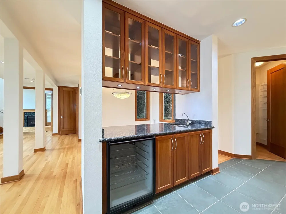 7275 Mercer Way Mercer Island, WA 98040