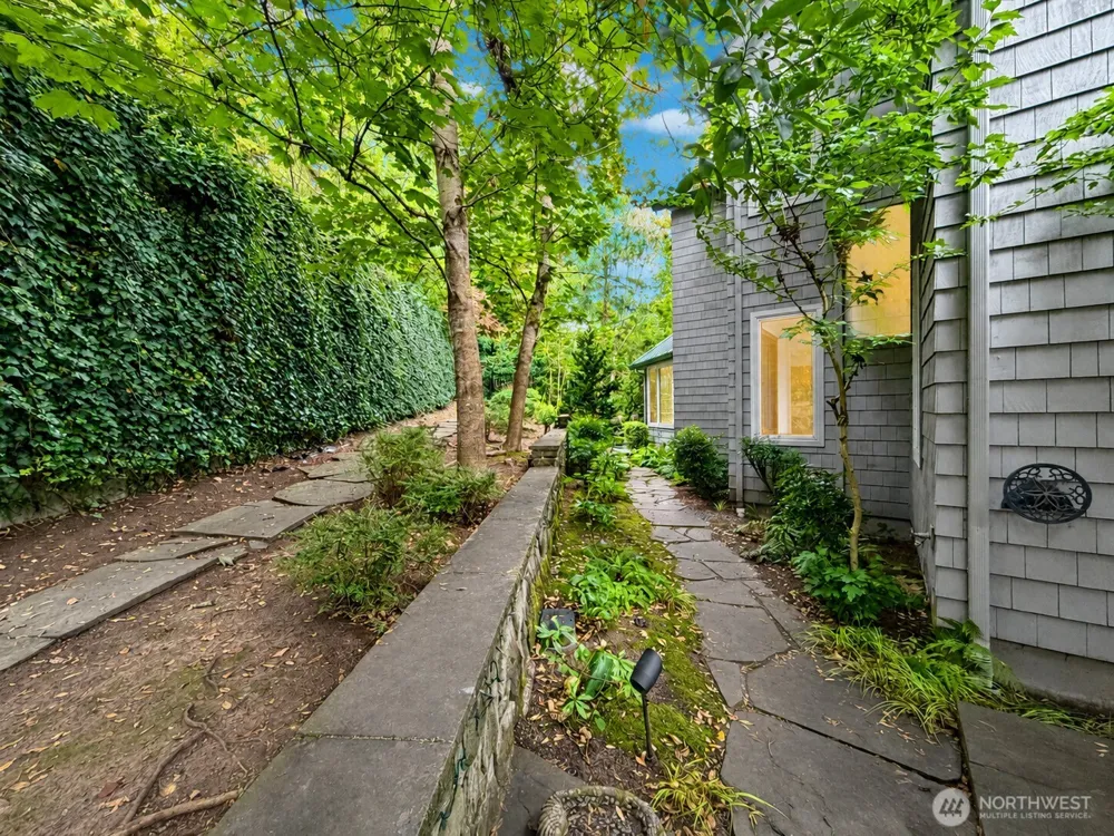 7275 Mercer Way Mercer Island, WA 98040