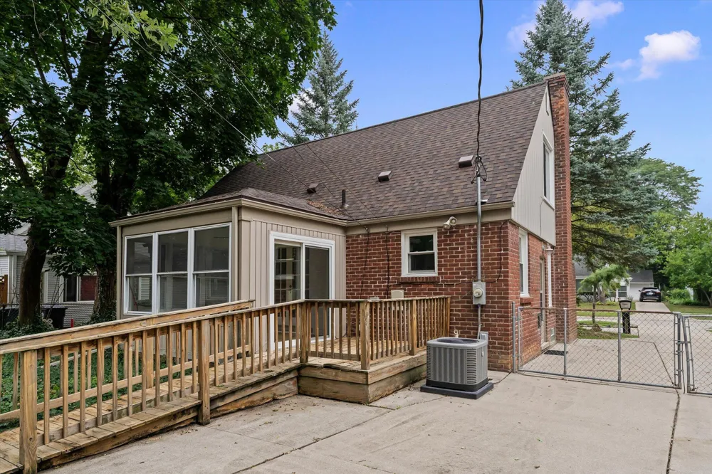 14041 Vernon Street Oak Park, MI 48237