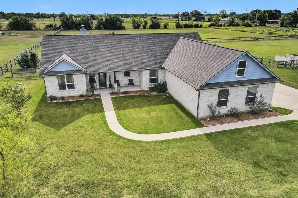 9123 Scarborough Drive Iola, TX 77861