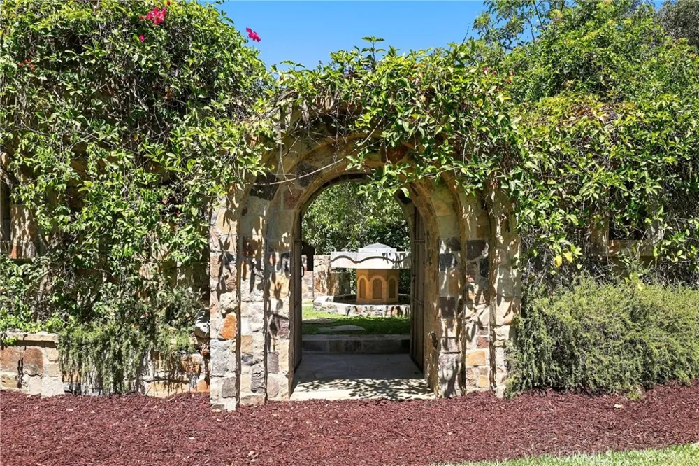 752 Creekview Orange, CA 92869