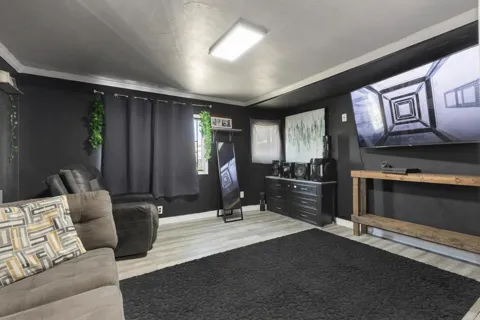 999 E Division St B27