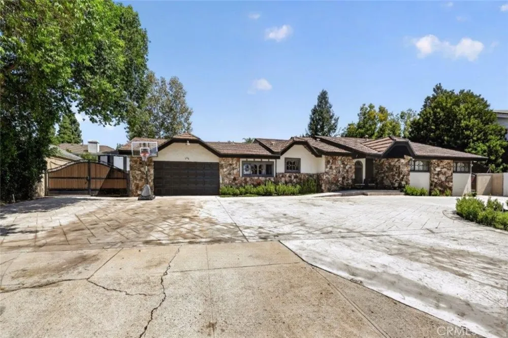 19457 Merridy Street Northridge, CA 91324
