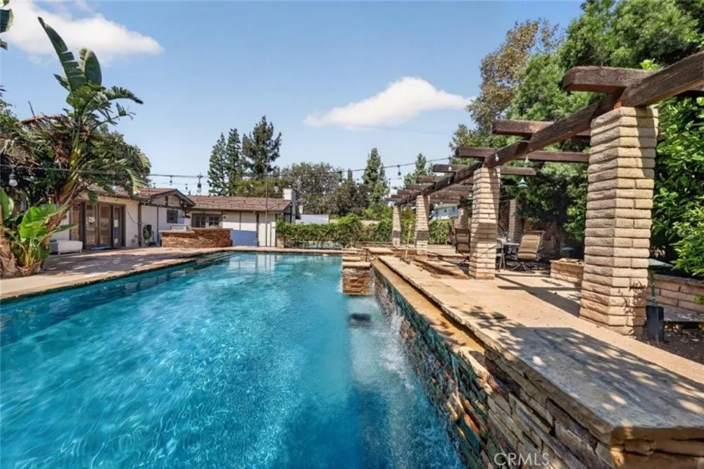 19457 Merridy Street Northridge, CA 91324