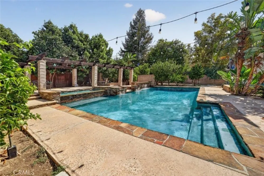 19457 Merridy Street Northridge, CA 91324
