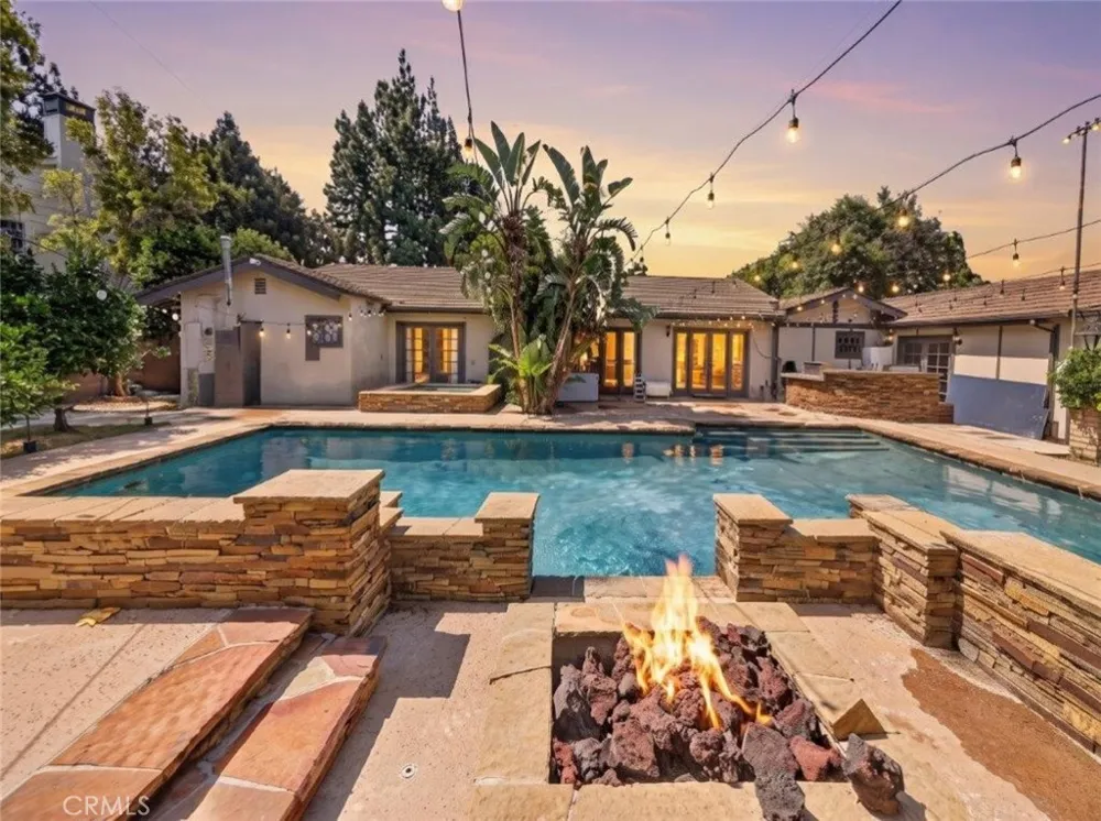 19457 Merridy Street Northridge, CA 91324