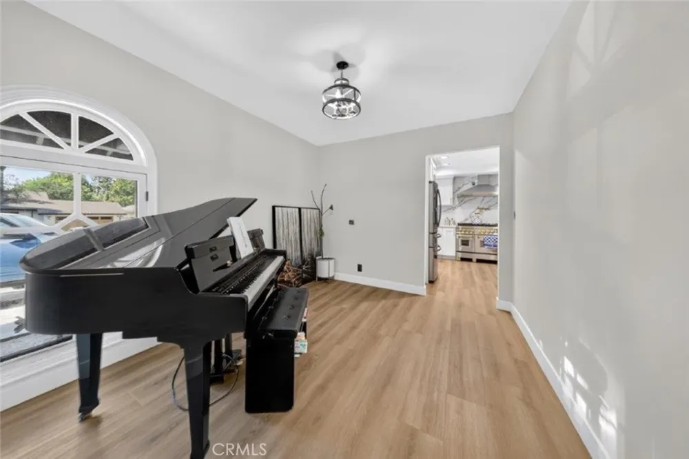 19457 Merridy Street Northridge, CA 91324