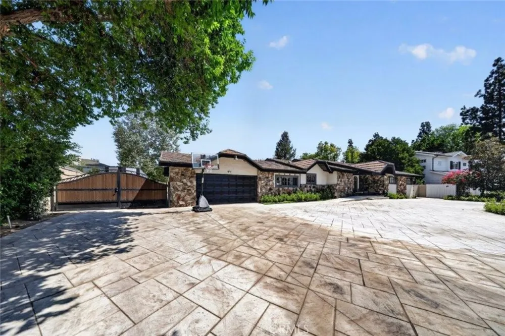 19457 Merridy Street Northridge, CA 91324