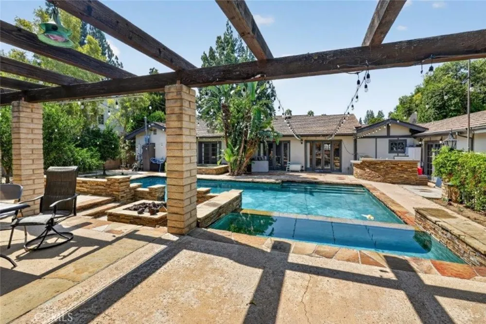 19457 Merridy Street Northridge, CA 91324