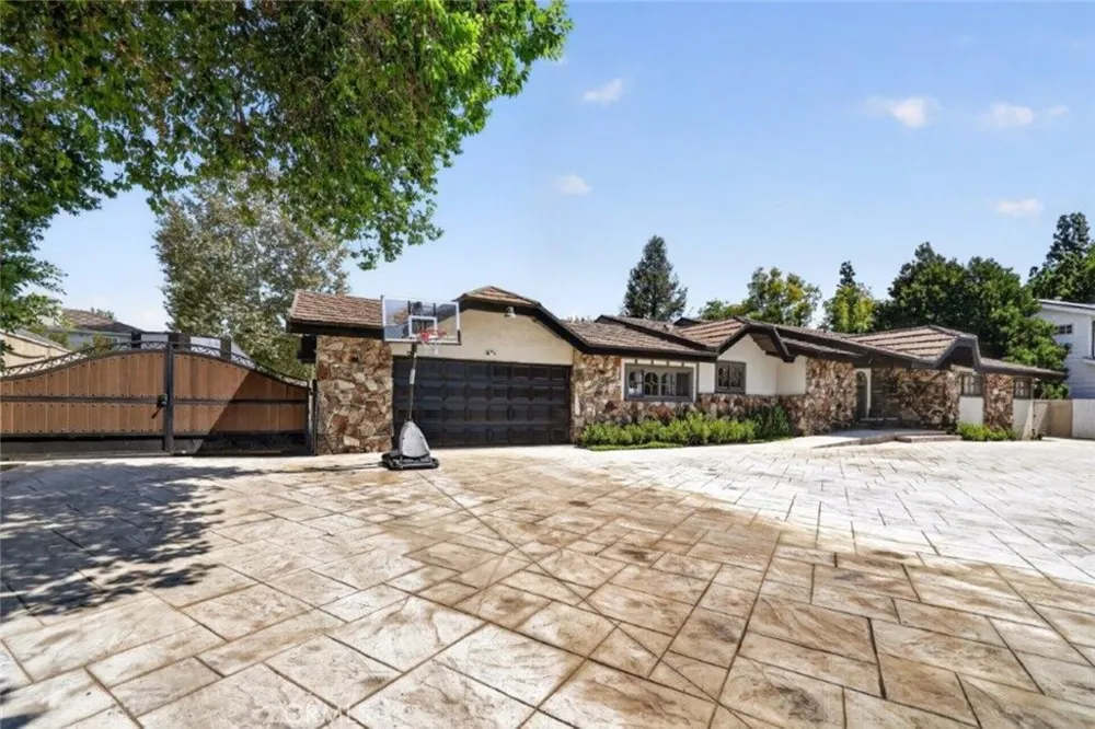 19457 Merridy Street Northridge, CA 91324