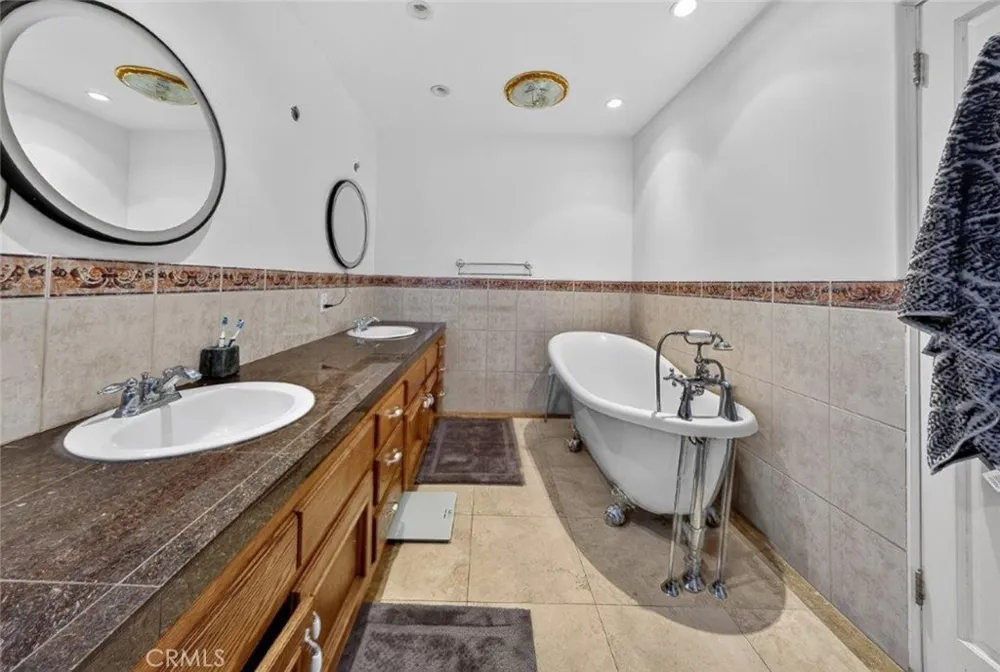 19457 Merridy Street Northridge, CA 91324