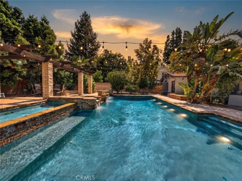 19457 Merridy Street Northridge, CA 91324