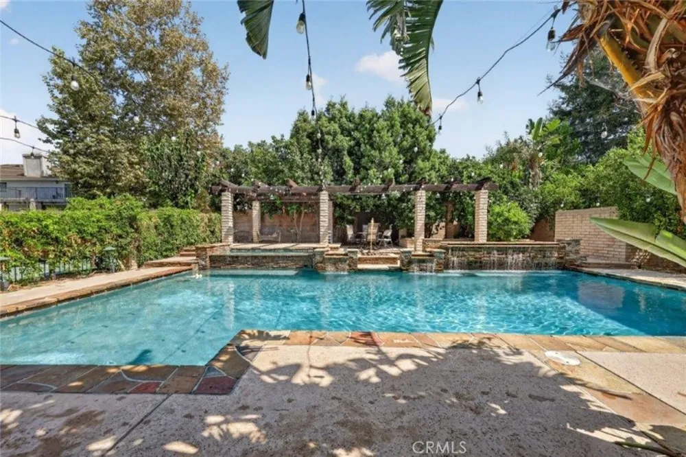 19457 Merridy Street Northridge, CA 91324