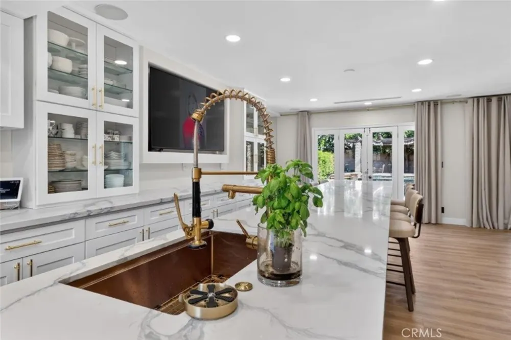 19457 Merridy Street Northridge, CA 91324