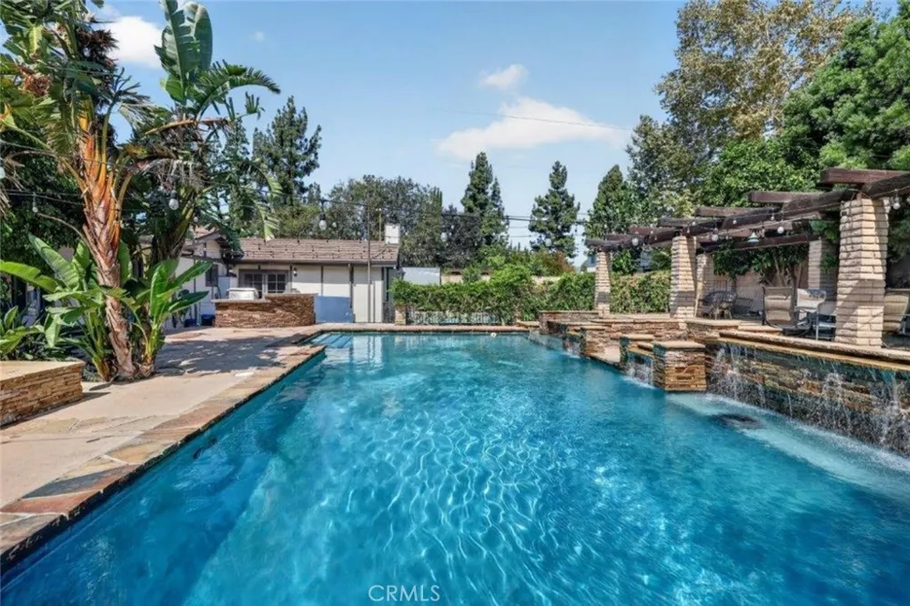 19457 Merridy Street Northridge, CA 91324