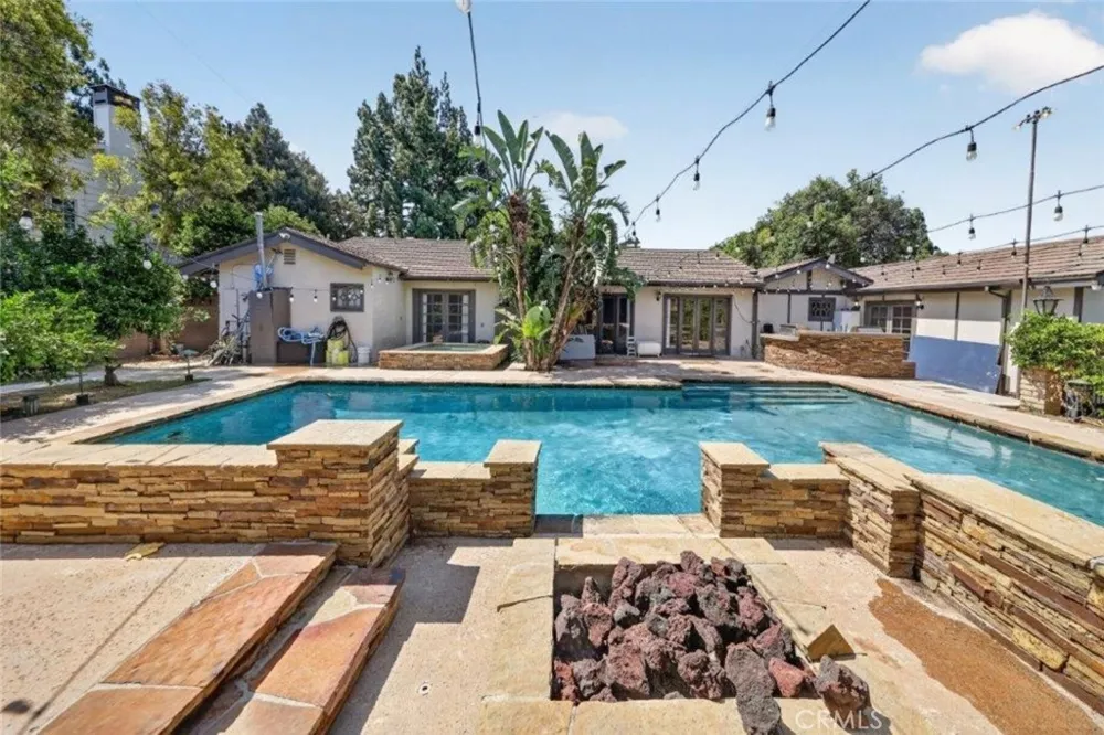 19457 Merridy Street Northridge, CA 91324