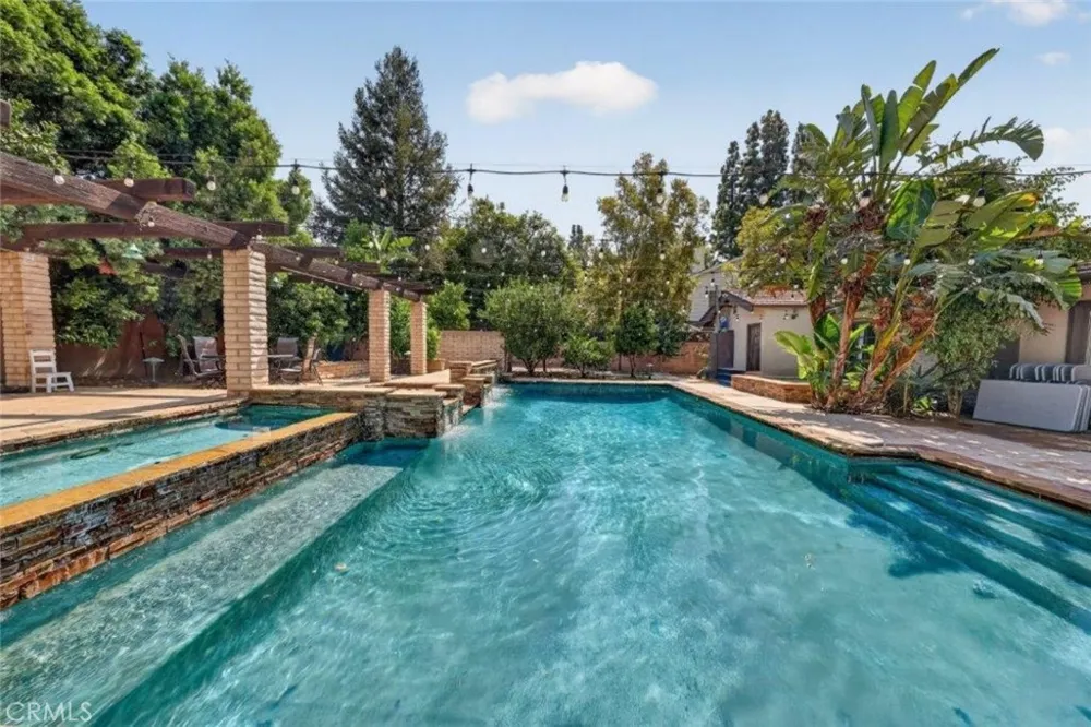 19457 Merridy Street Northridge, CA 91324