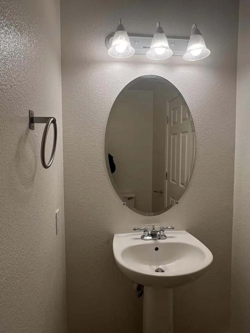 711 Hillock Drive Hollister, CA 95023