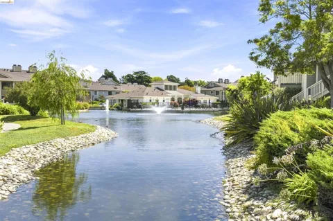 109 Shoreline Ct