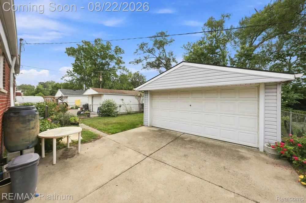 24371 Currier Street Dearborn Heights City, MI 48125