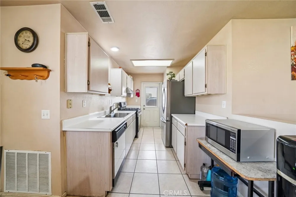 17956 Kendall Circle Adelanto, CA 92301