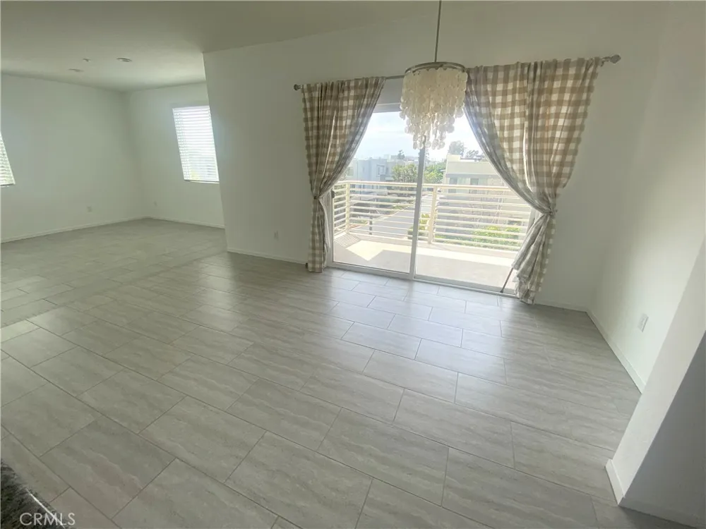 13024 Union Hawthorne, CA 90250
