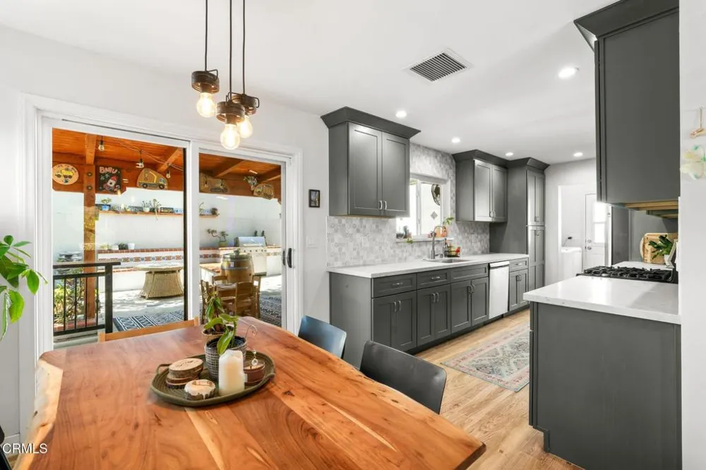125 Oak Drive Oak View, CA 93022