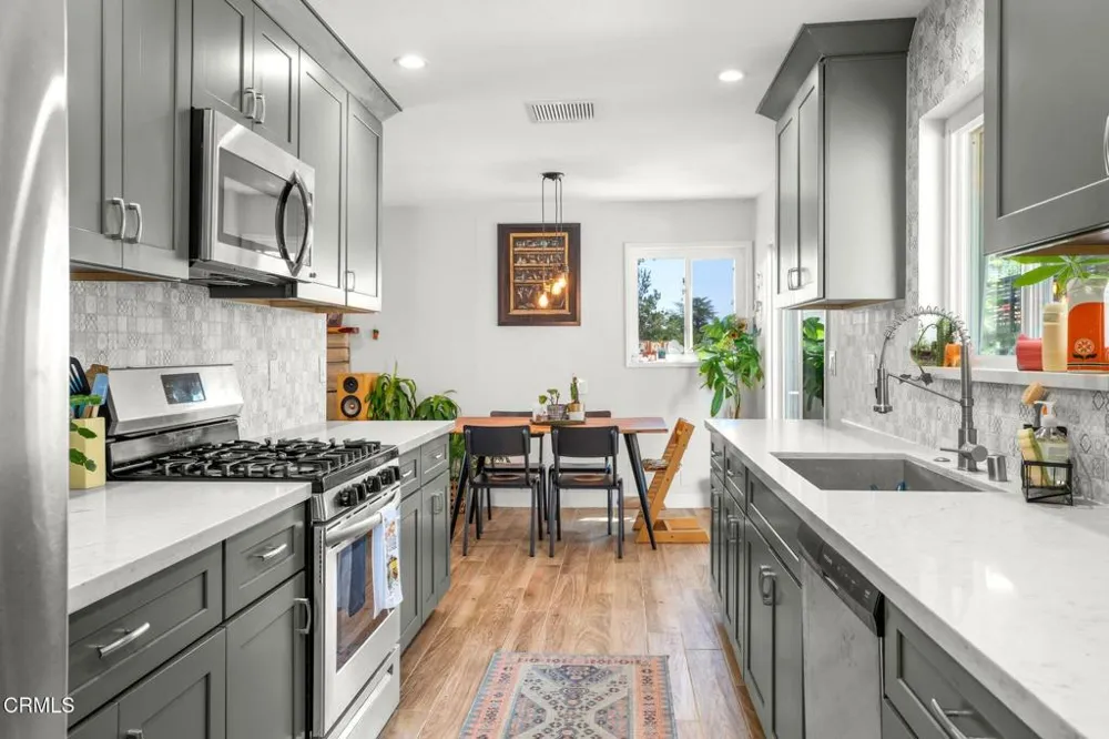 125 Oak Drive Oak View, CA 93022