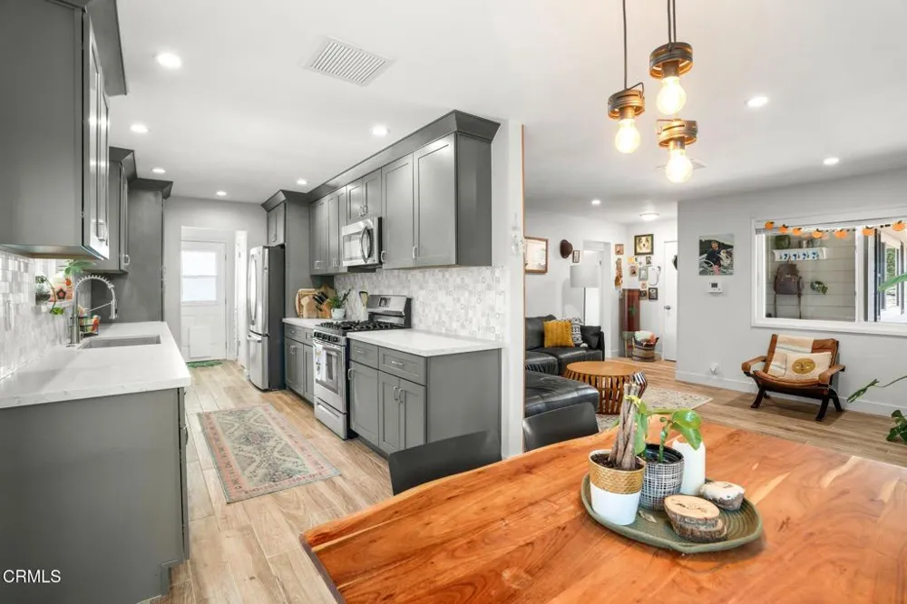 125 Oak Drive Oak View, CA 93022