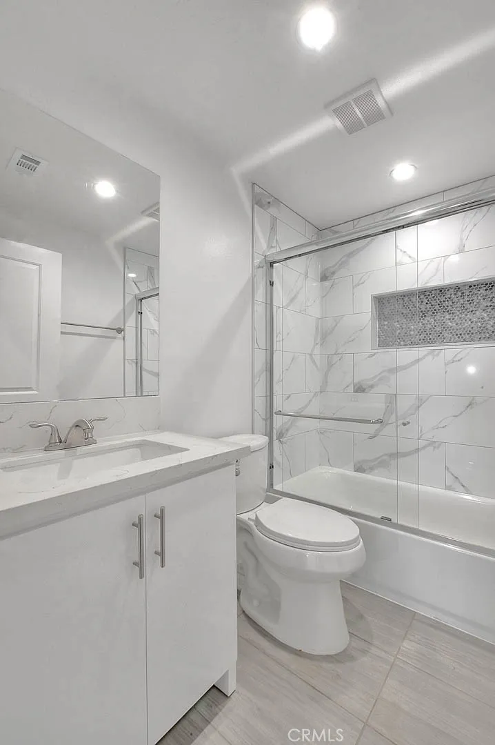 5852 Vineland #5852-2 North Hollywood, CA 91601