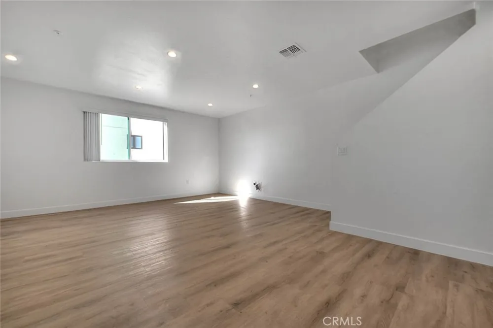 5852 Vineland #5852-2 North Hollywood, CA 91601