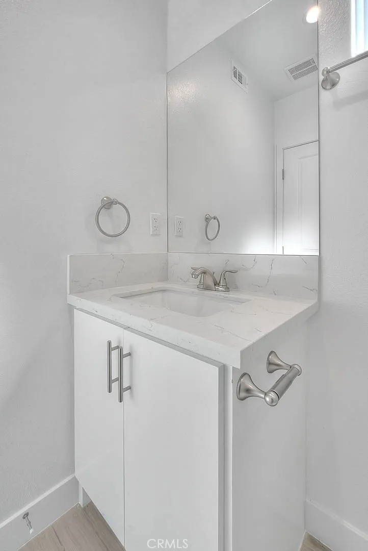5852 Vineland #5852-2 North Hollywood, CA 91601