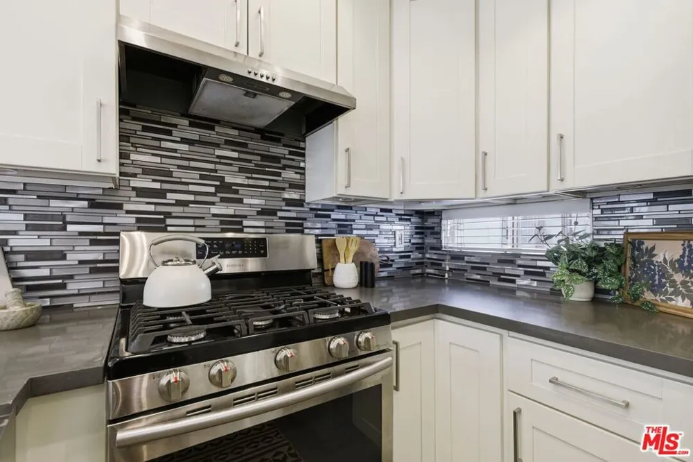 11110 Camarillo Street #122 Toluca Lake, CA 91602