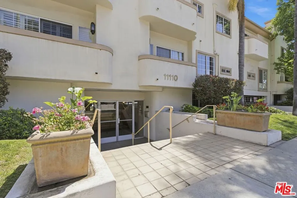 11110 Camarillo Street #122 Toluca Lake, CA 91602