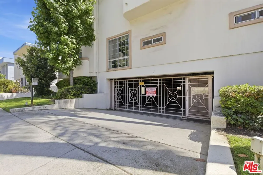 11110 Camarillo Street #122 Toluca Lake, CA 91602