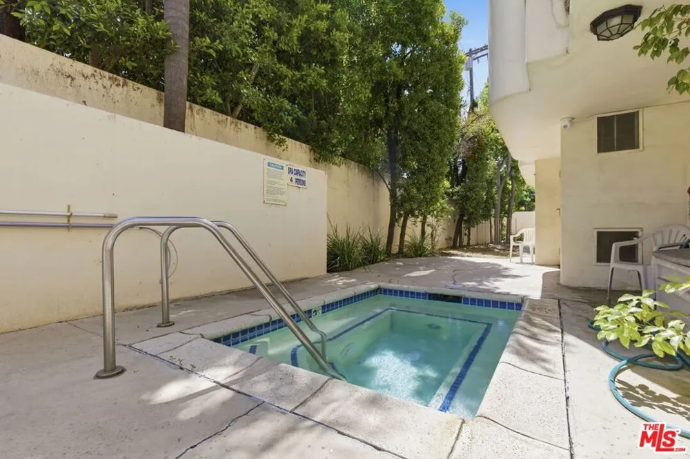 11110 Camarillo Street #122 Toluca Lake, CA 91602