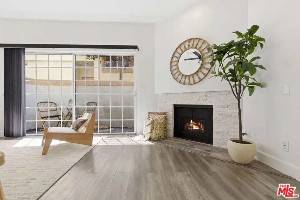 11110 Camarillo Street #122 Toluca Lake, CA 91602