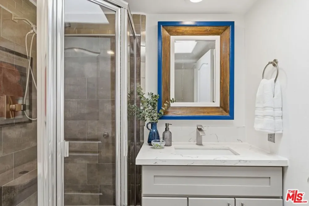 11110 Camarillo Street #122 Toluca Lake, CA 91602
