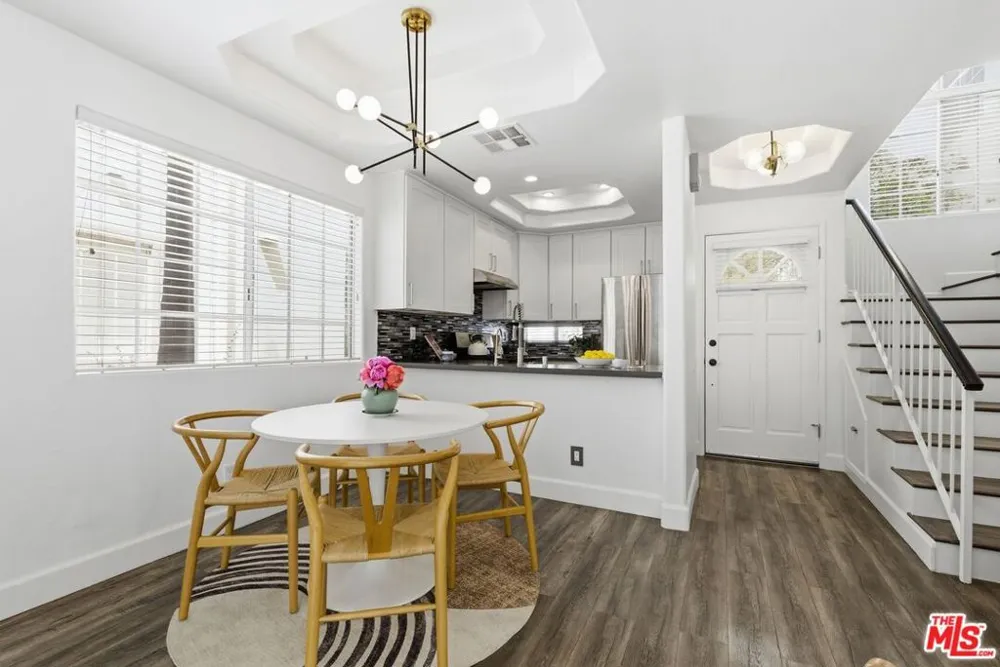 11110 Camarillo Street #122 Toluca Lake, CA 91602