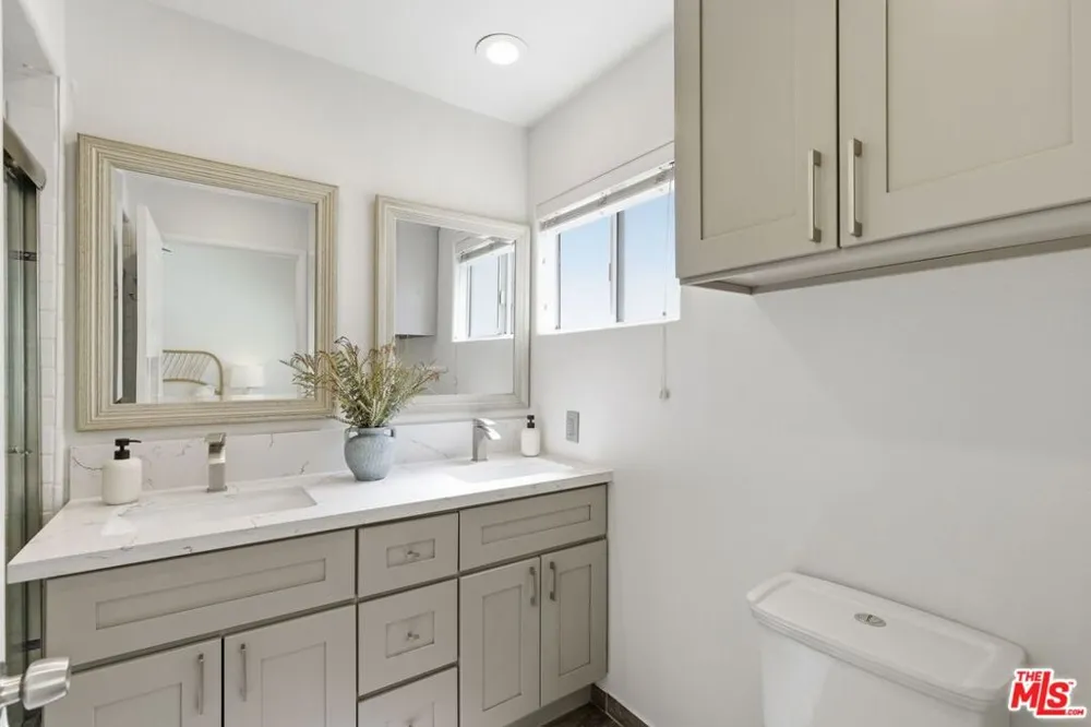 11110 Camarillo Street #122 Toluca Lake, CA 91602