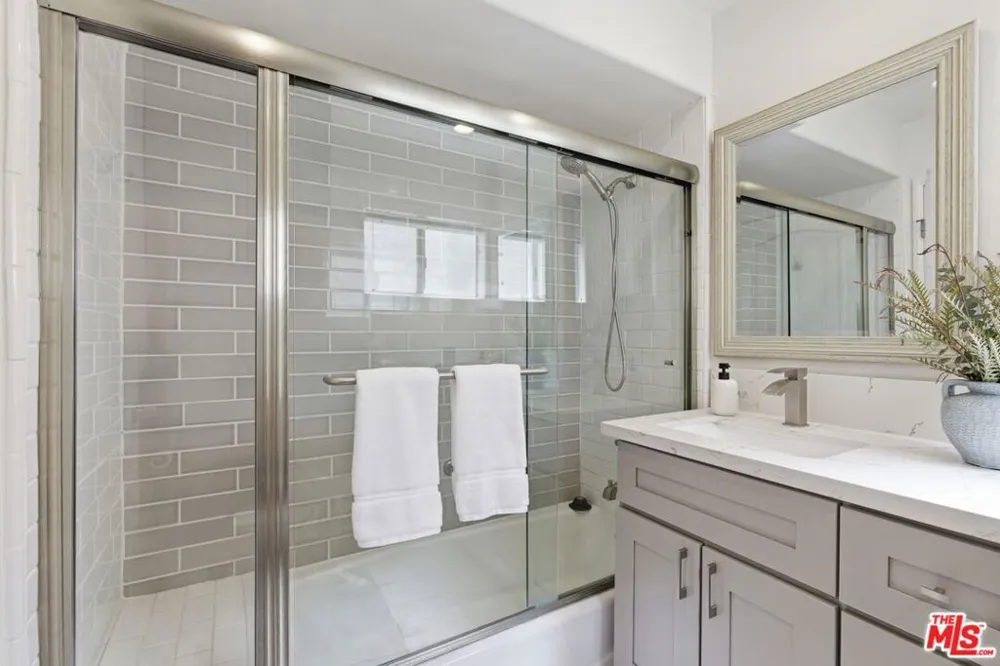 11110 Camarillo Street #122 Toluca Lake, CA 91602