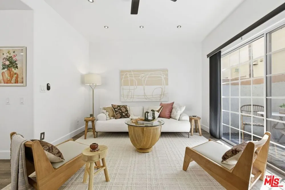 11110 Camarillo Street #122 Toluca Lake, CA 91602