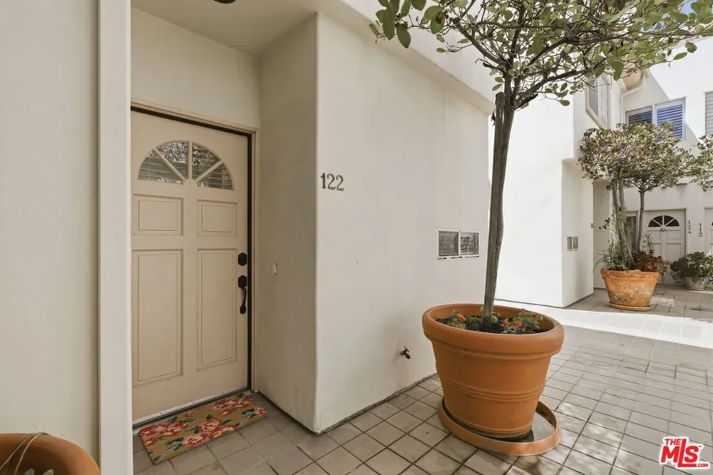 11110 Camarillo Street #122 Toluca Lake, CA 91602
