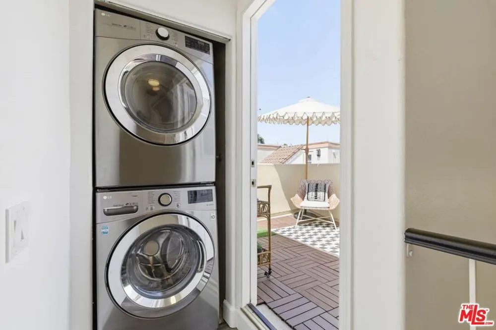11110 Camarillo Street #122 Toluca Lake, CA 91602