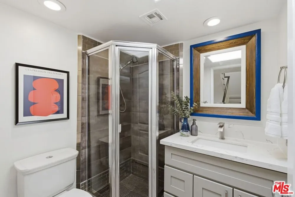 11110 Camarillo Street #122 Toluca Lake, CA 91602