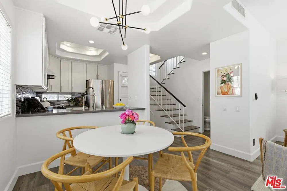 11110 Camarillo Street #122 Toluca Lake, CA 91602