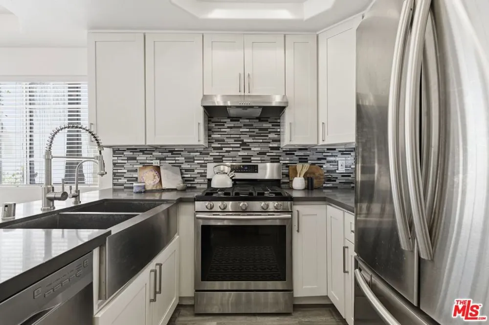11110 Camarillo Street #122 Toluca Lake, CA 91602