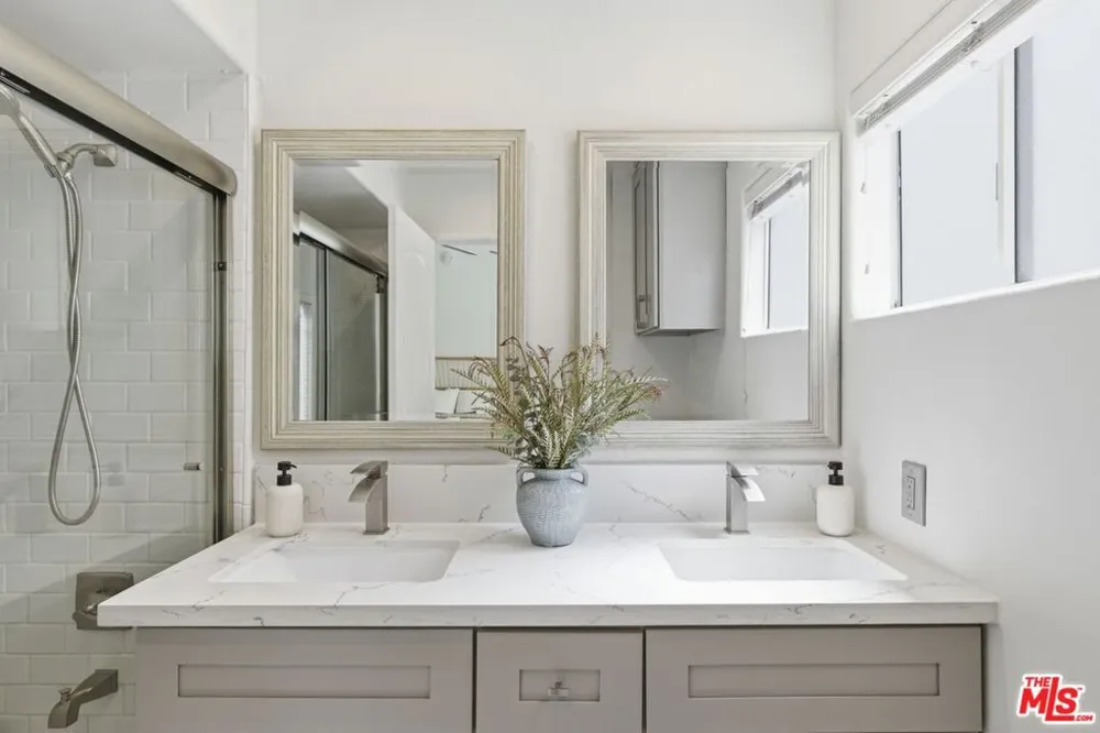 11110 Camarillo Street #122 Toluca Lake, CA 91602