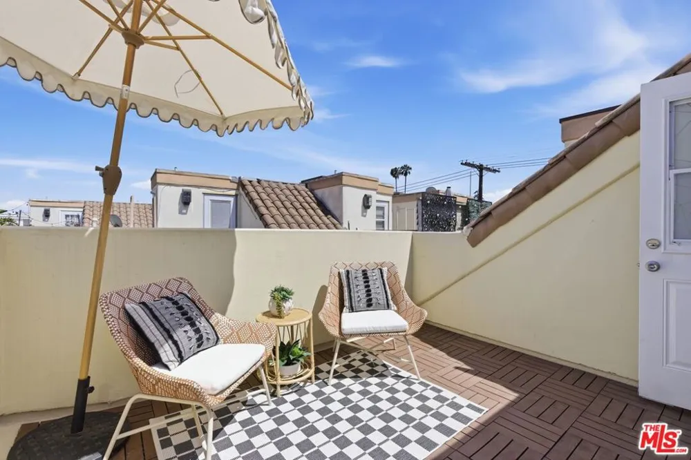 11110 Camarillo Street #122 Toluca Lake, CA 91602