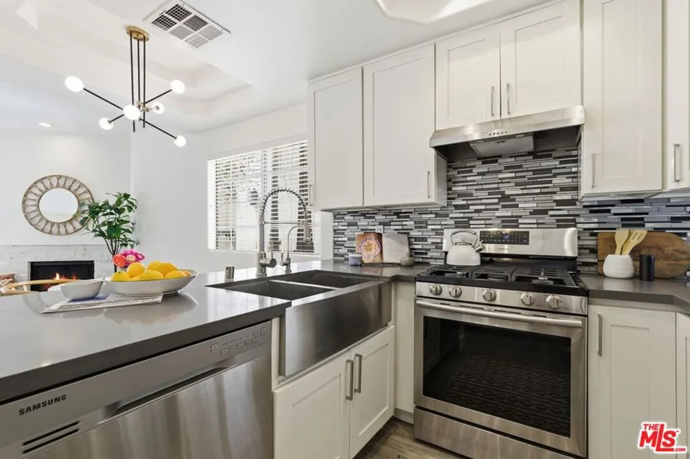 11110 Camarillo Street #122 Toluca Lake, CA 91602